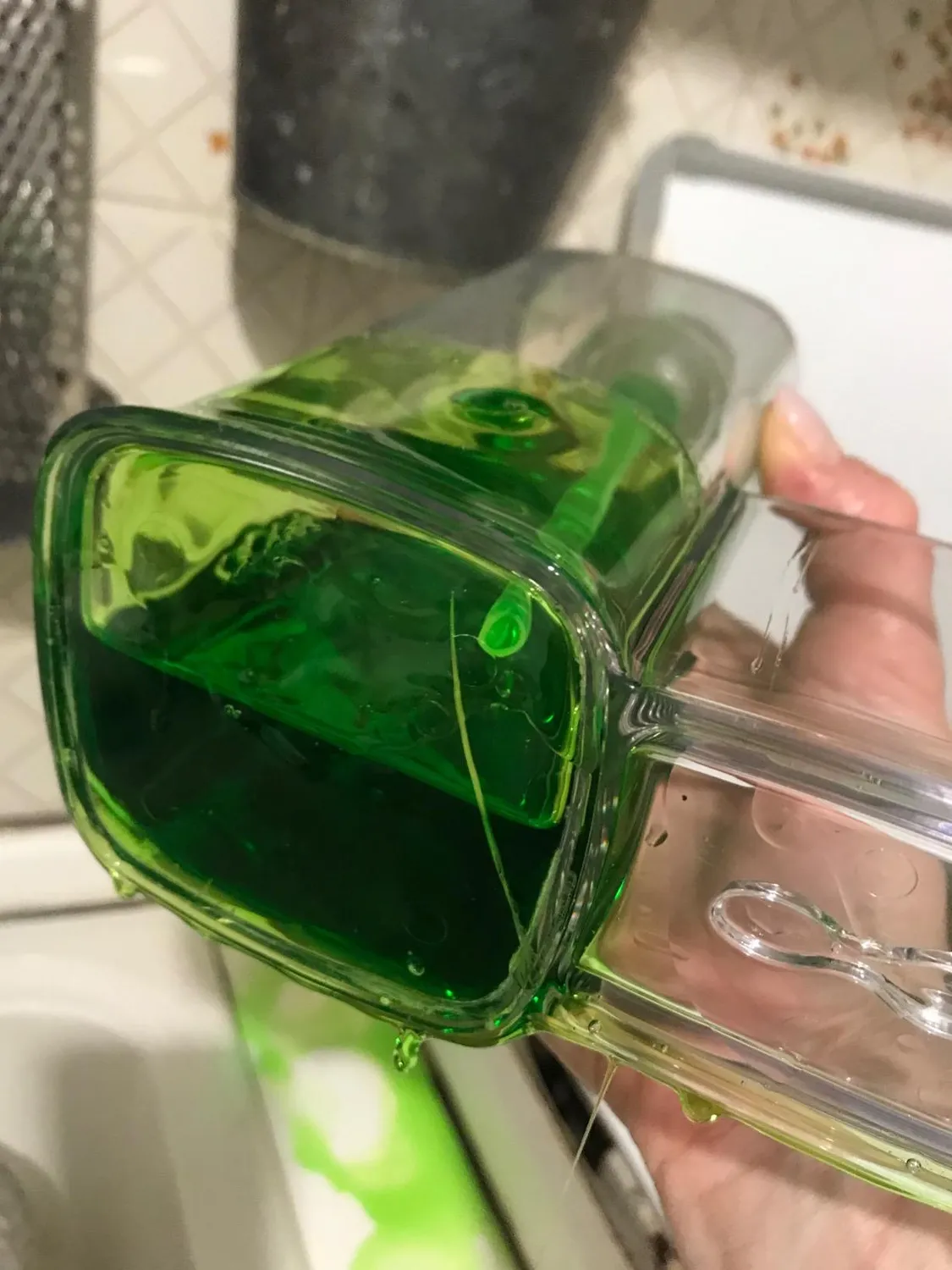 mDesign Seifenspender 473 ml mit Schwammhalter transparent