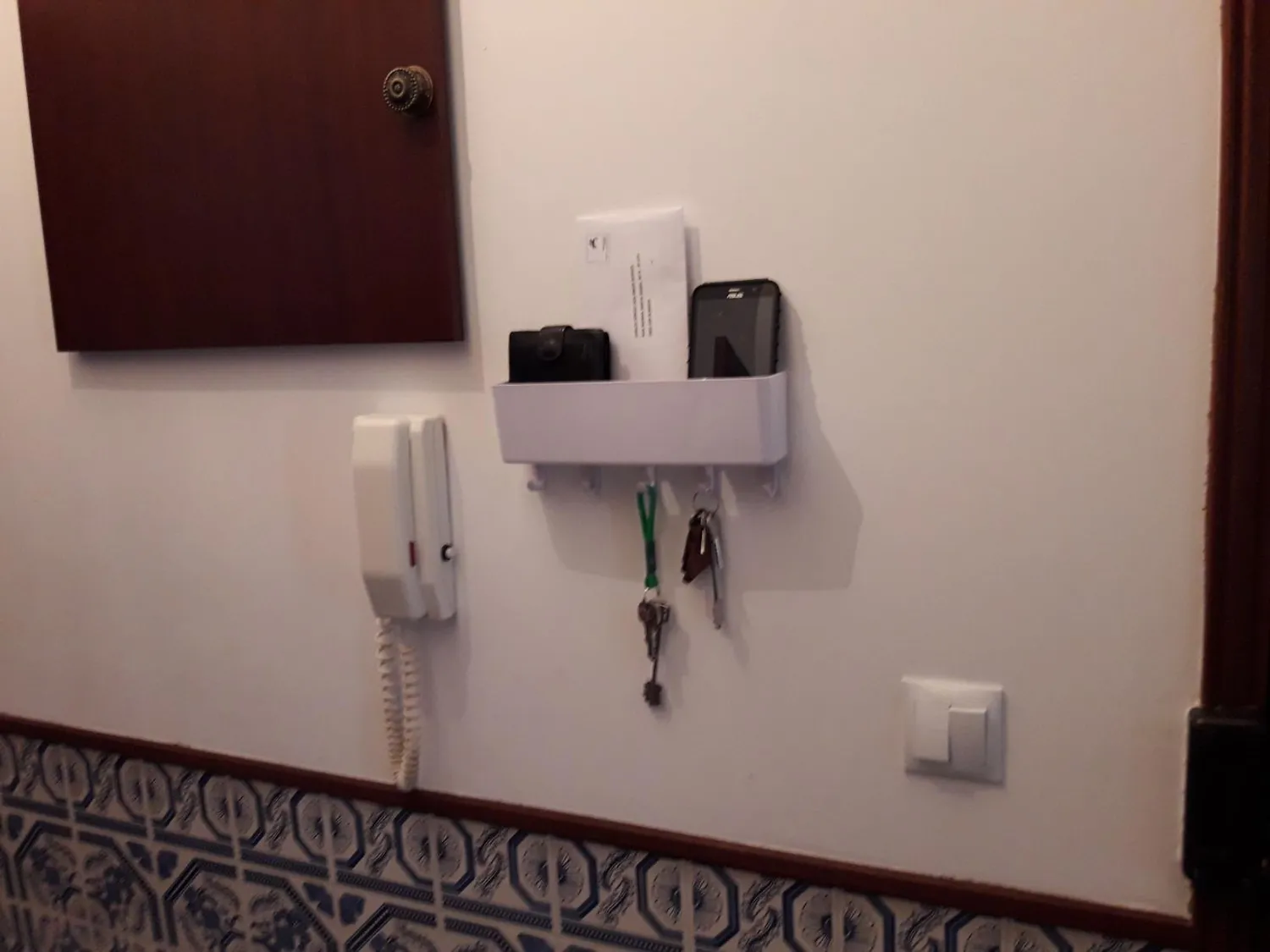 mDesign Schlüsselkasten Weiß Wand mit Ablage 5 Haken