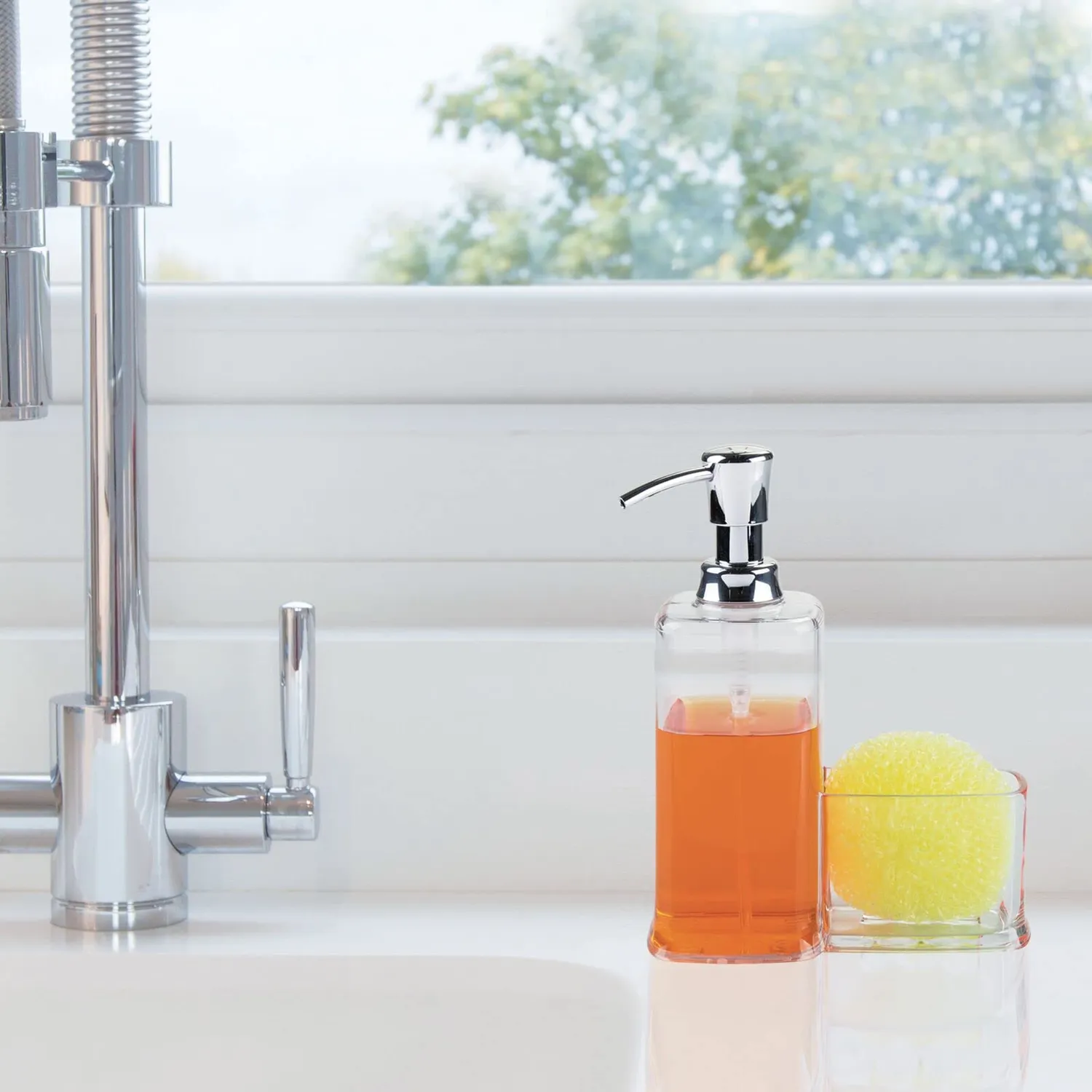 mDesign Seifenspender 473 ml mit Schwammhalter transparent