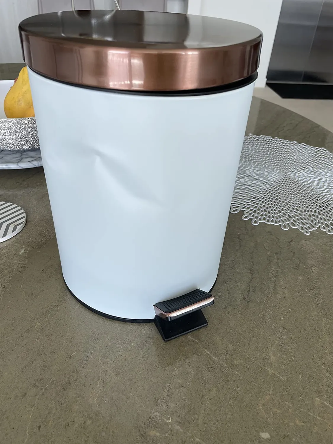 mDesign Tretmülleimer Mülleimer 5 L weiß rotgoldfarben