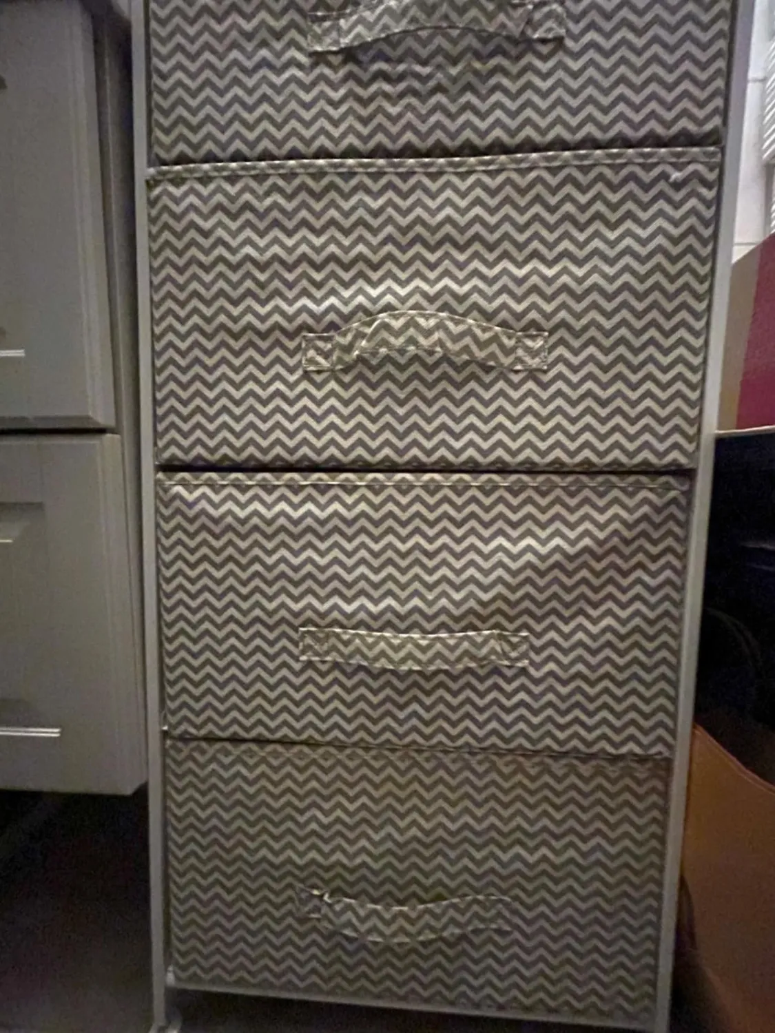 mDesign Kommode mit 4 Schubladen Stoffschrank Taupe-Weiß Zickzack