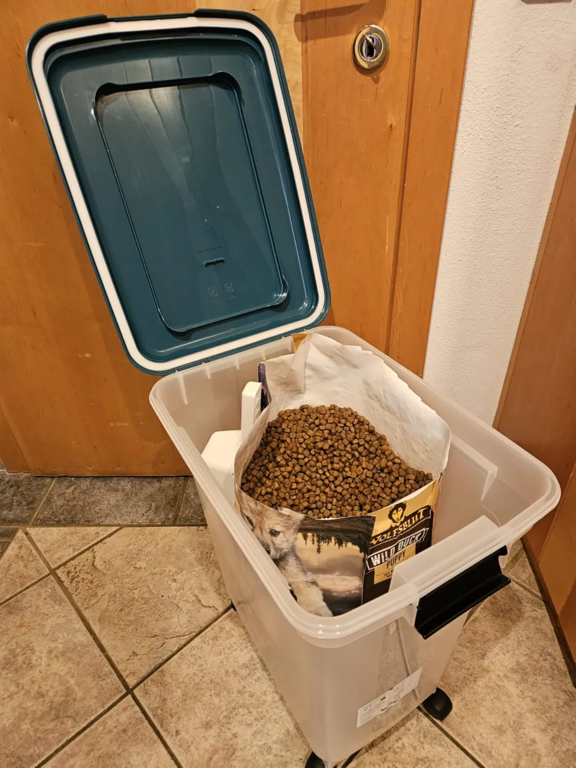Iris Ohyama ATS-L Futterbox schwarz 40L mit Rollen luftdicht