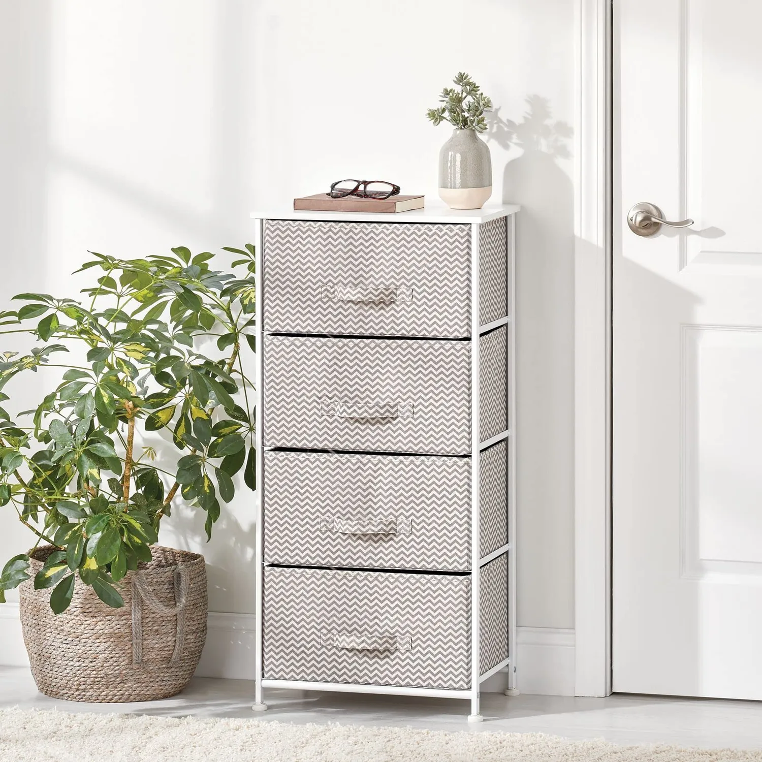 mDesign Kommode mit 4 Schubladen Stoffschrank Taupe-Weiß Zickzack