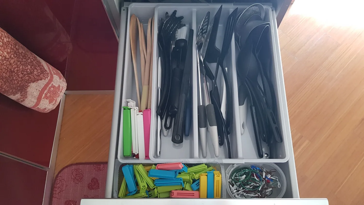 mDesign Besteckkasten Besteckeinsatz hellgrau 4 Fächer ausziehbar