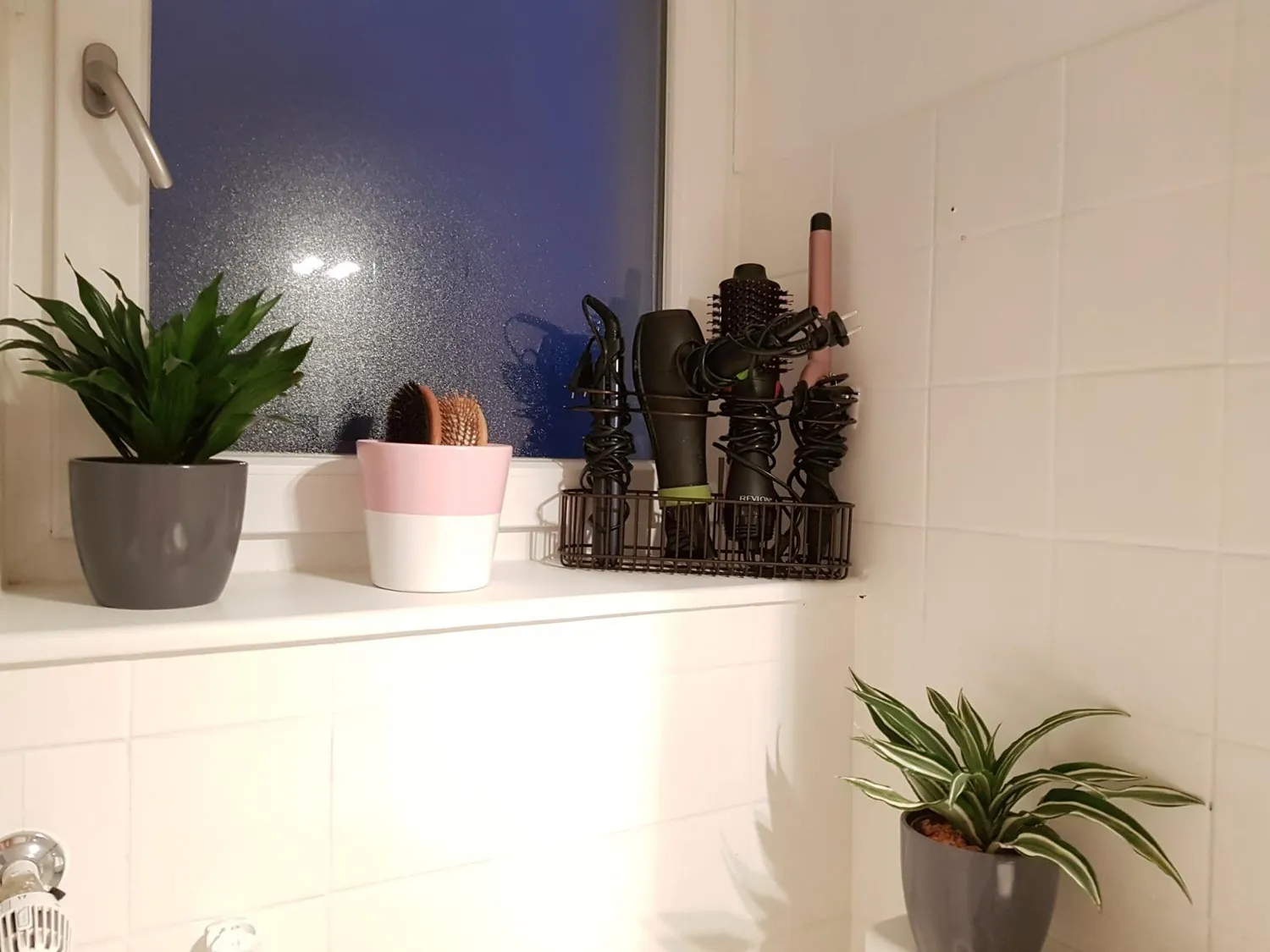 mDesign Fönhalter Wandmontage dunkelgrau 4 Fächer