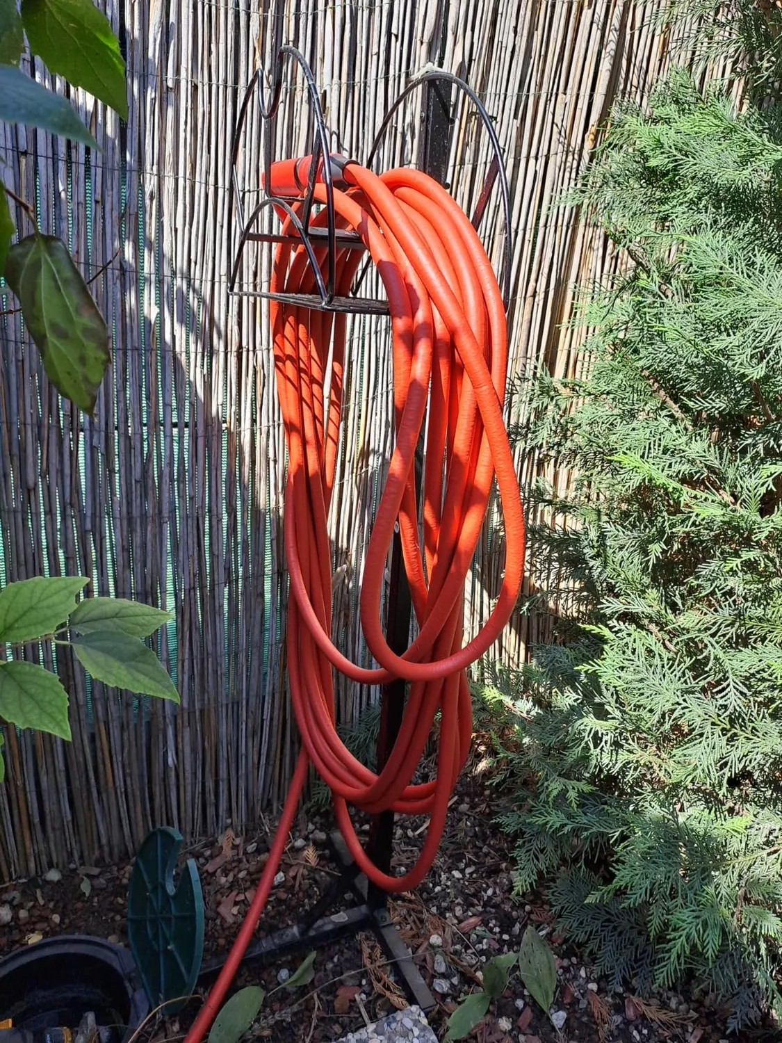 BOMCLAP Gartenschlauchhalter freistehend Metall schwarz Ablage