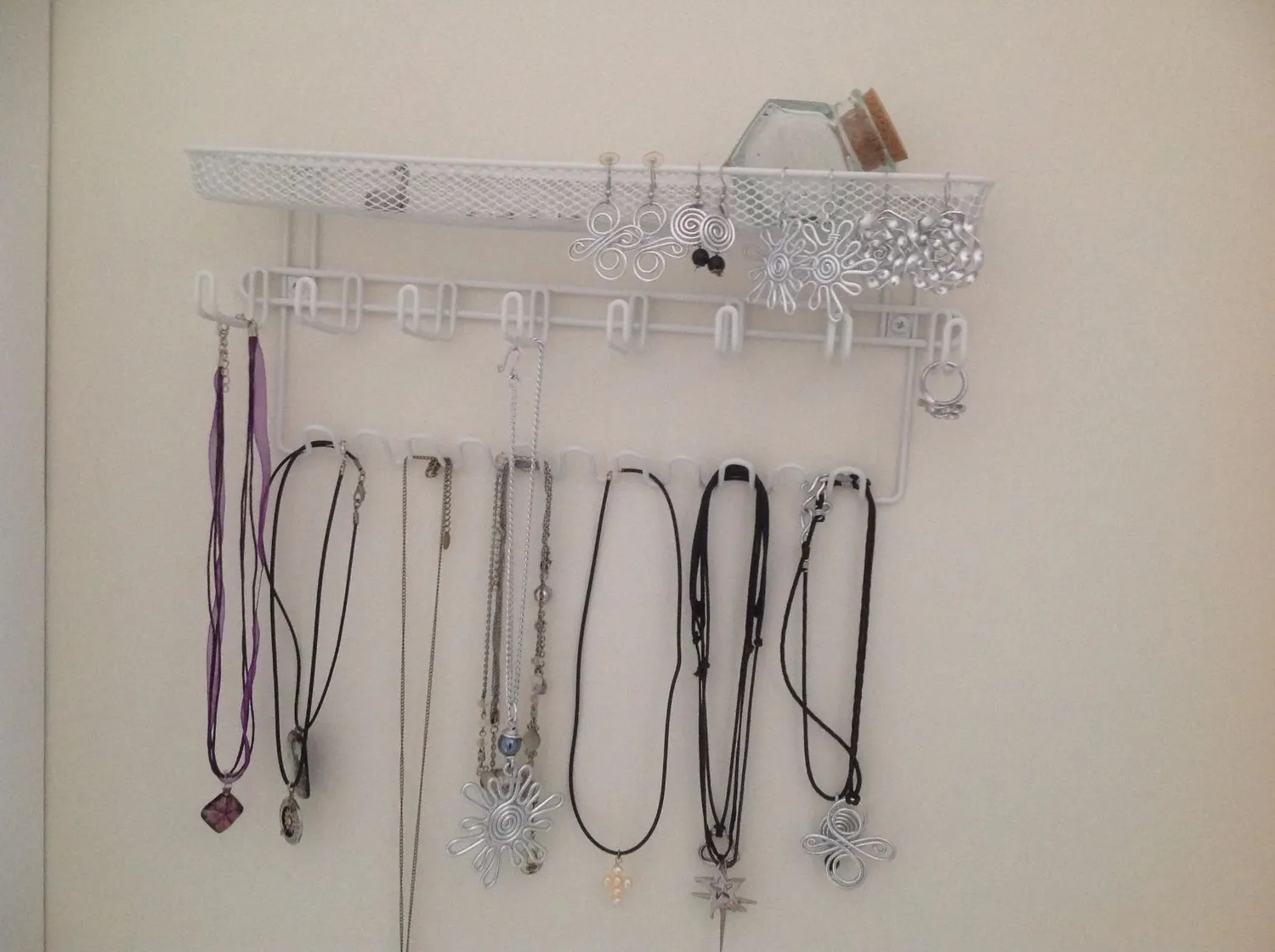 mDesign Schmuck Organizer Wandgarderobe weiß 19 Haken Ablage