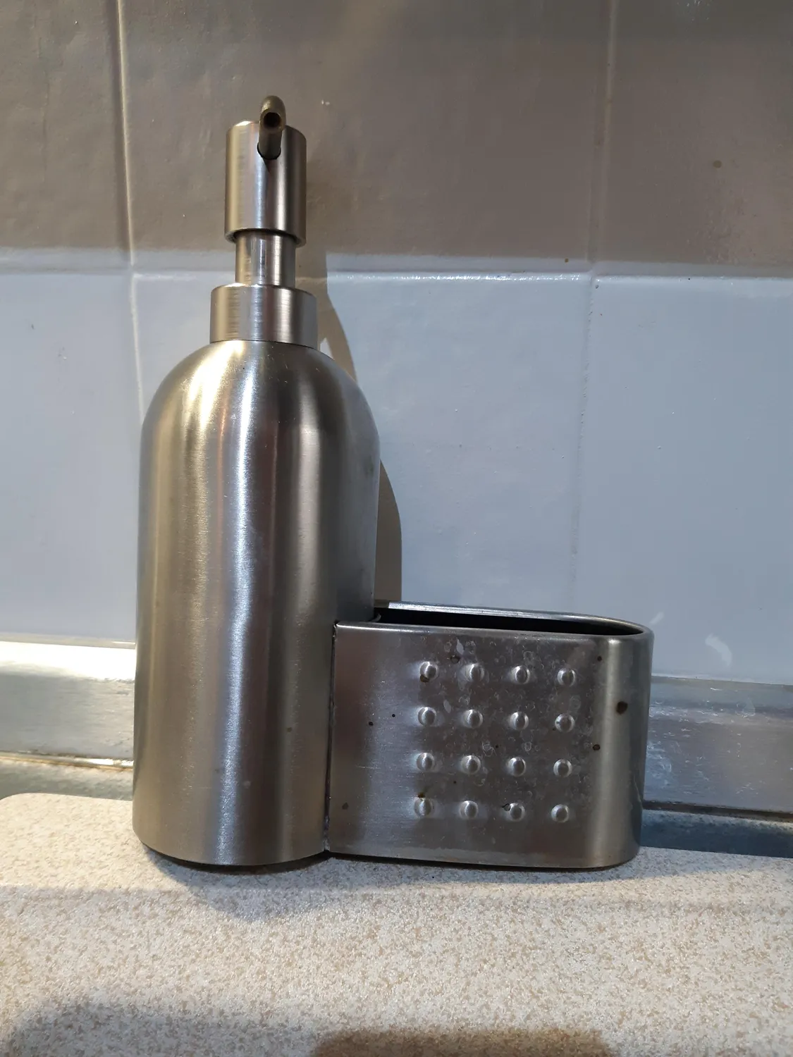 mDesign Seifenspender Metall 443 ml mit Schwammhalter