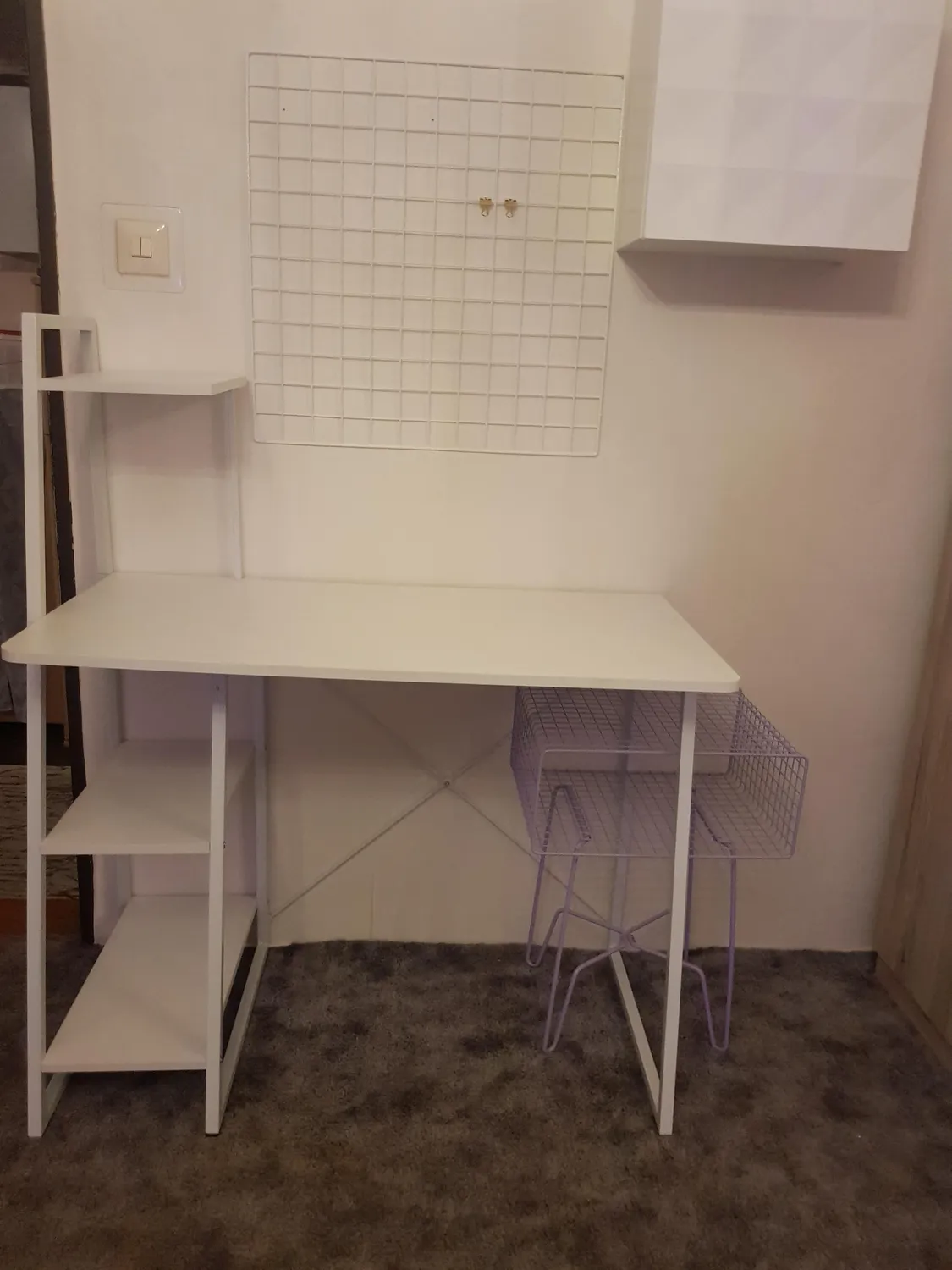 mDesign Beistelltisch Metalldraht mit Korb Beistelltisch Mattsilber