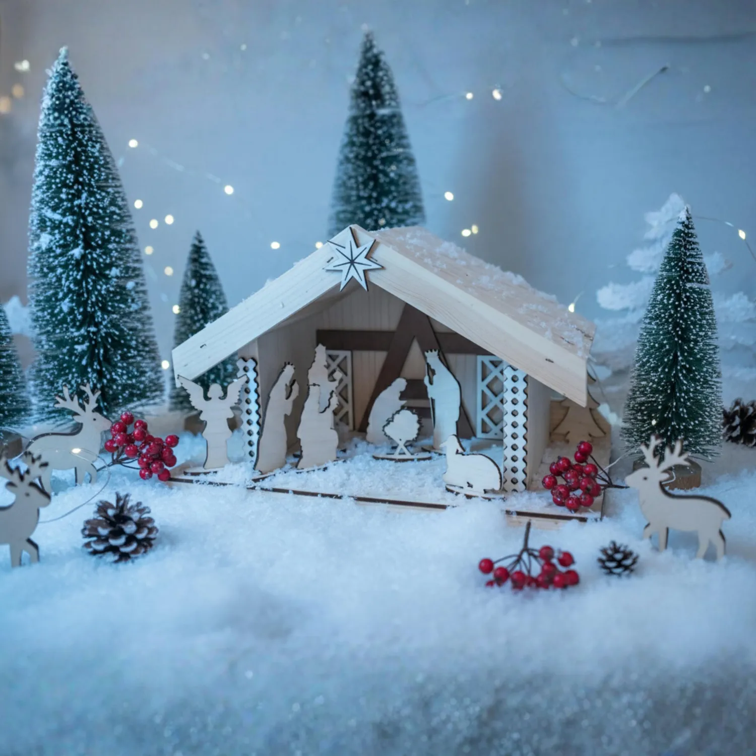 GoodFreshDecor Weihnachtskrippe Holz 8 Figuren 39 cm Natur