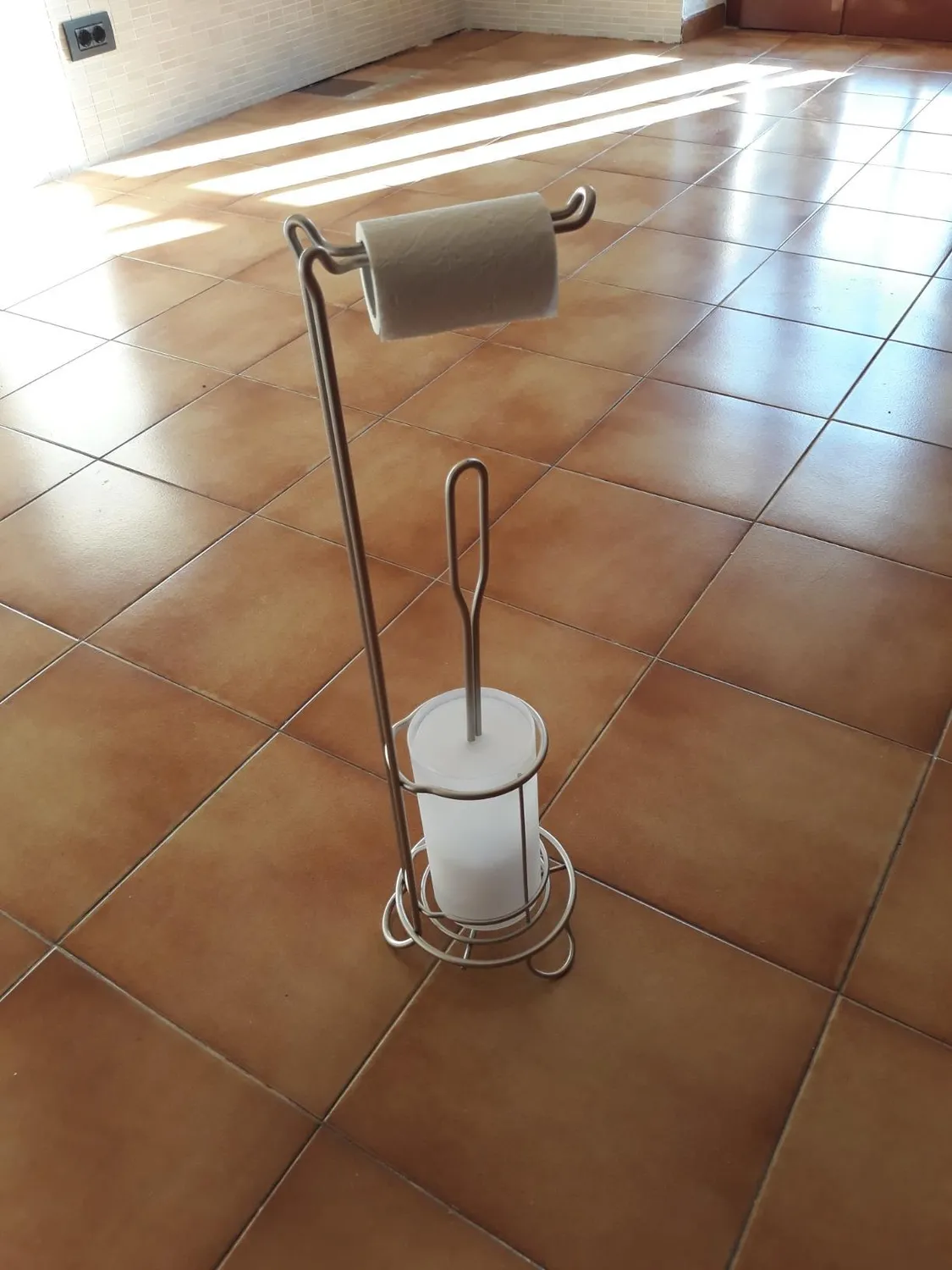 mDesign WC Garnitur Toilettenpapierhalter Bürste silber stehend