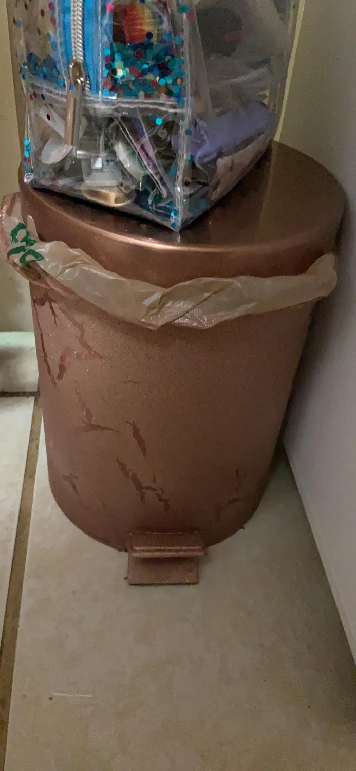 mDesign Tretmülleimer Mülleimer 5 L weiß rotgoldfarben