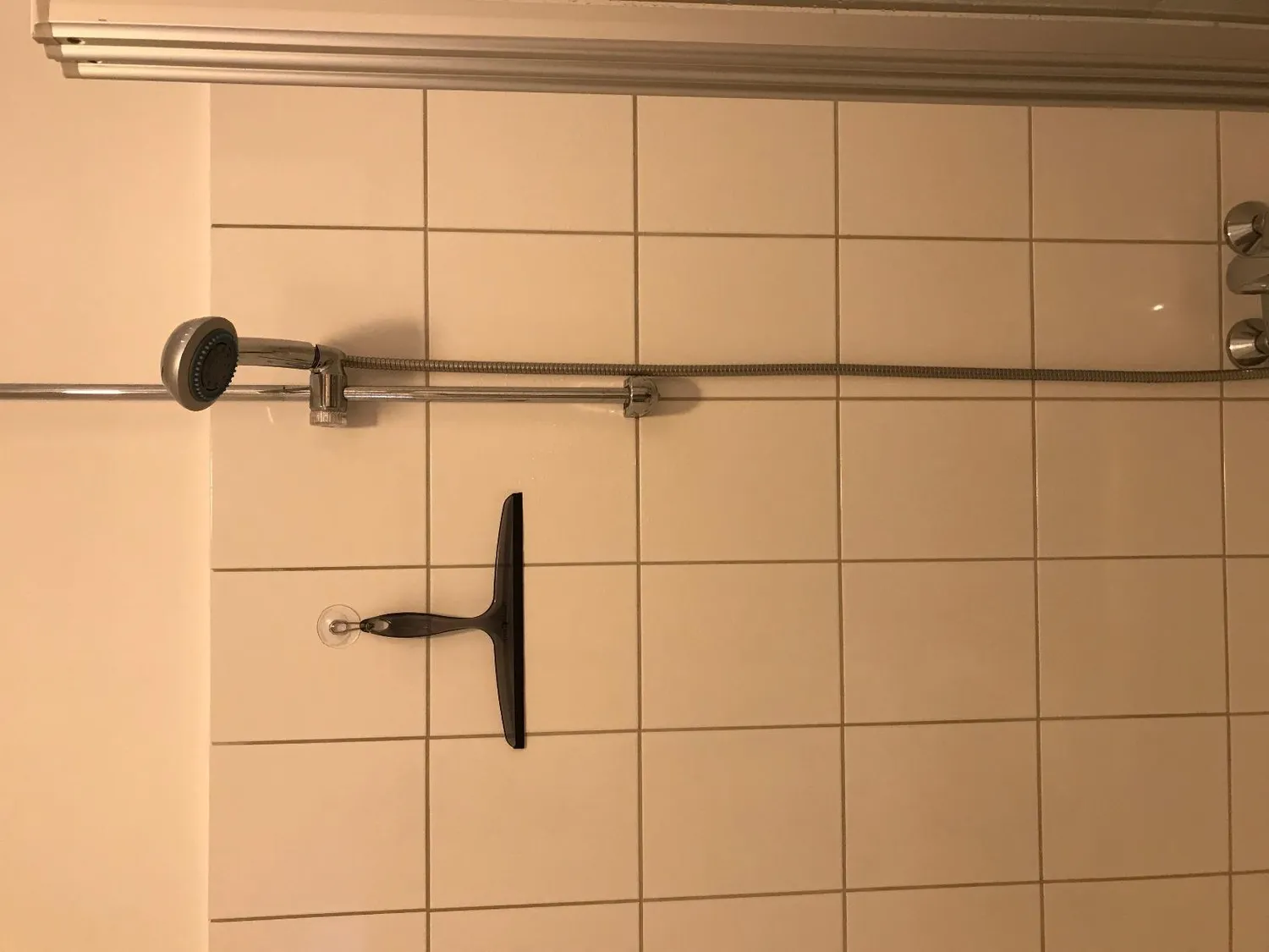 mDesign Duschabzieher 30,5 cm Schwarz Saugnapf