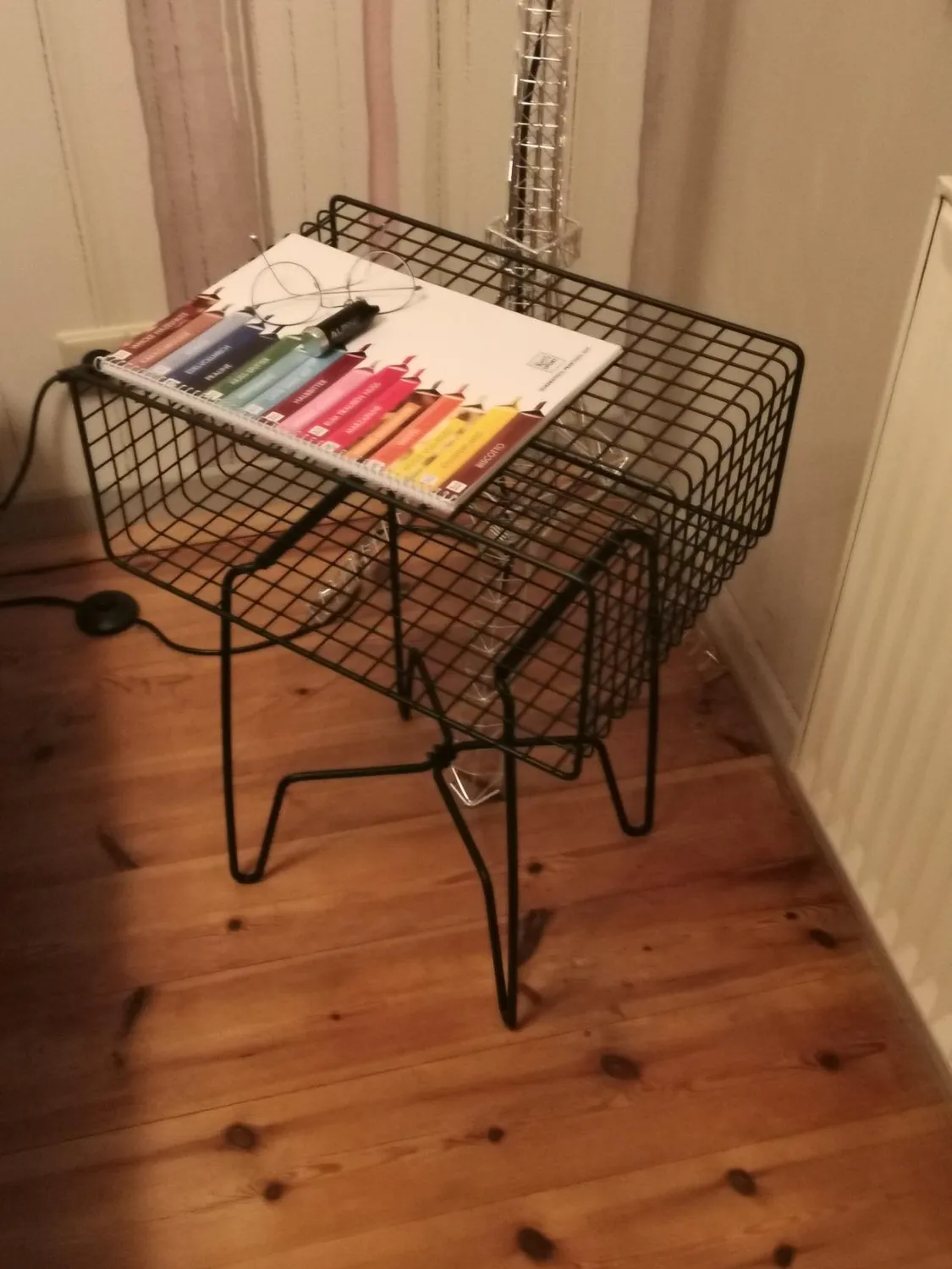 mDesign Beistelltisch Metalldraht mit Korb Beistelltisch Mattsilber