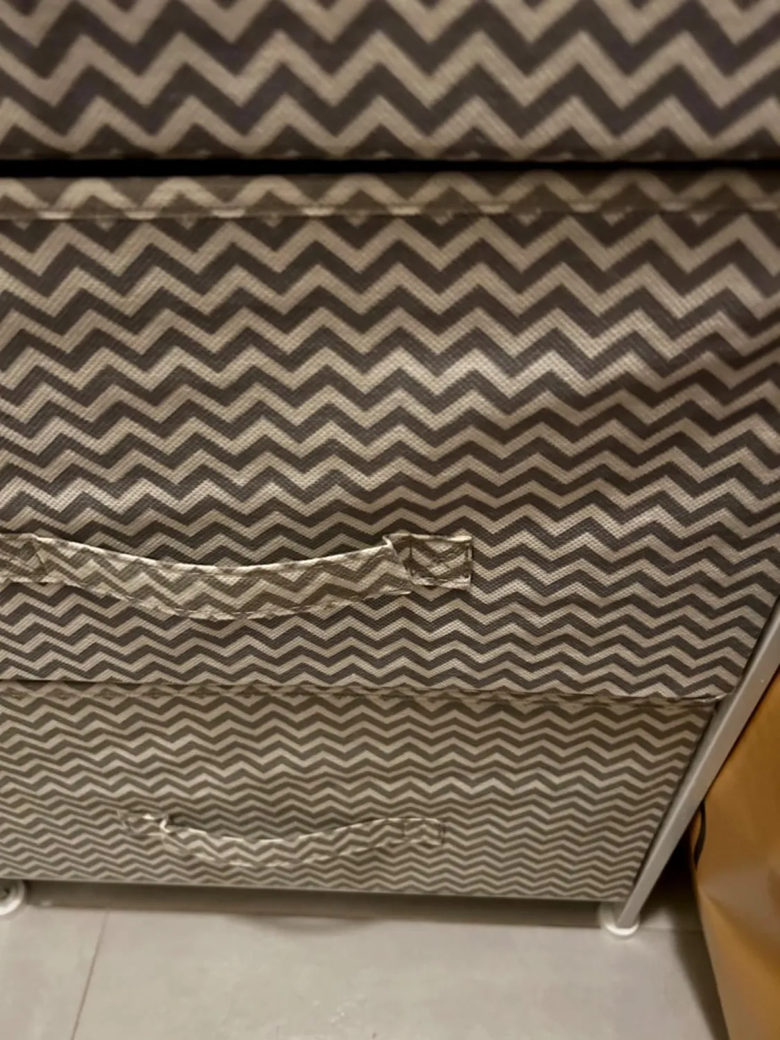 mDesign Kommode mit 4 Schubladen Stoffschrank Taupe-Weiß Zickzack
