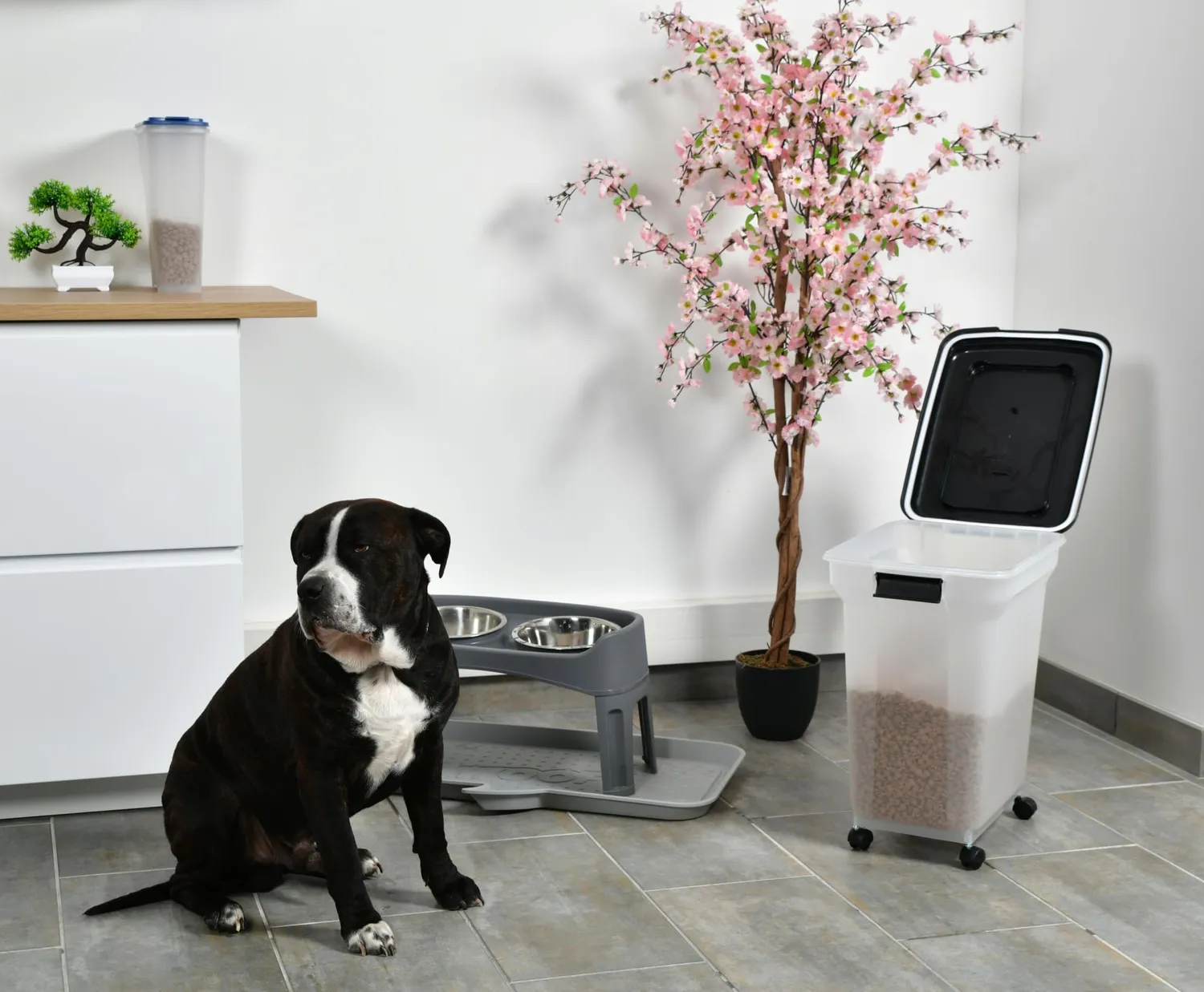 Iris Ohyama ATS-L Futterbox 45L schwarz mit Rollen