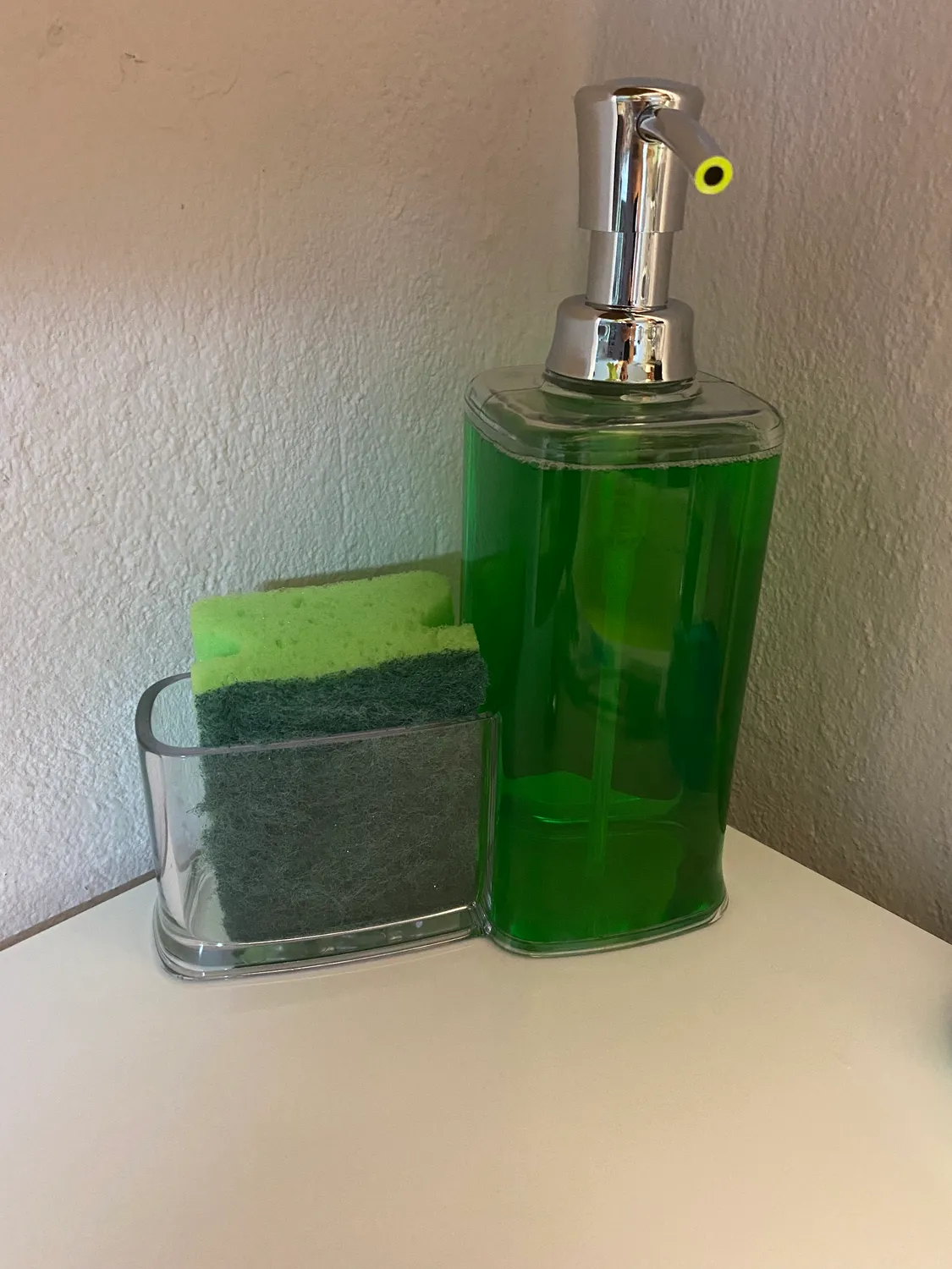 mDesign Seifenspender 473 ml mit Schwammhalter transparent