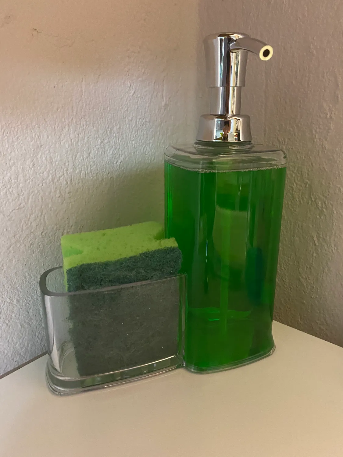 mDesign Seifenspender 473 ml mit Schwammhalter transparent