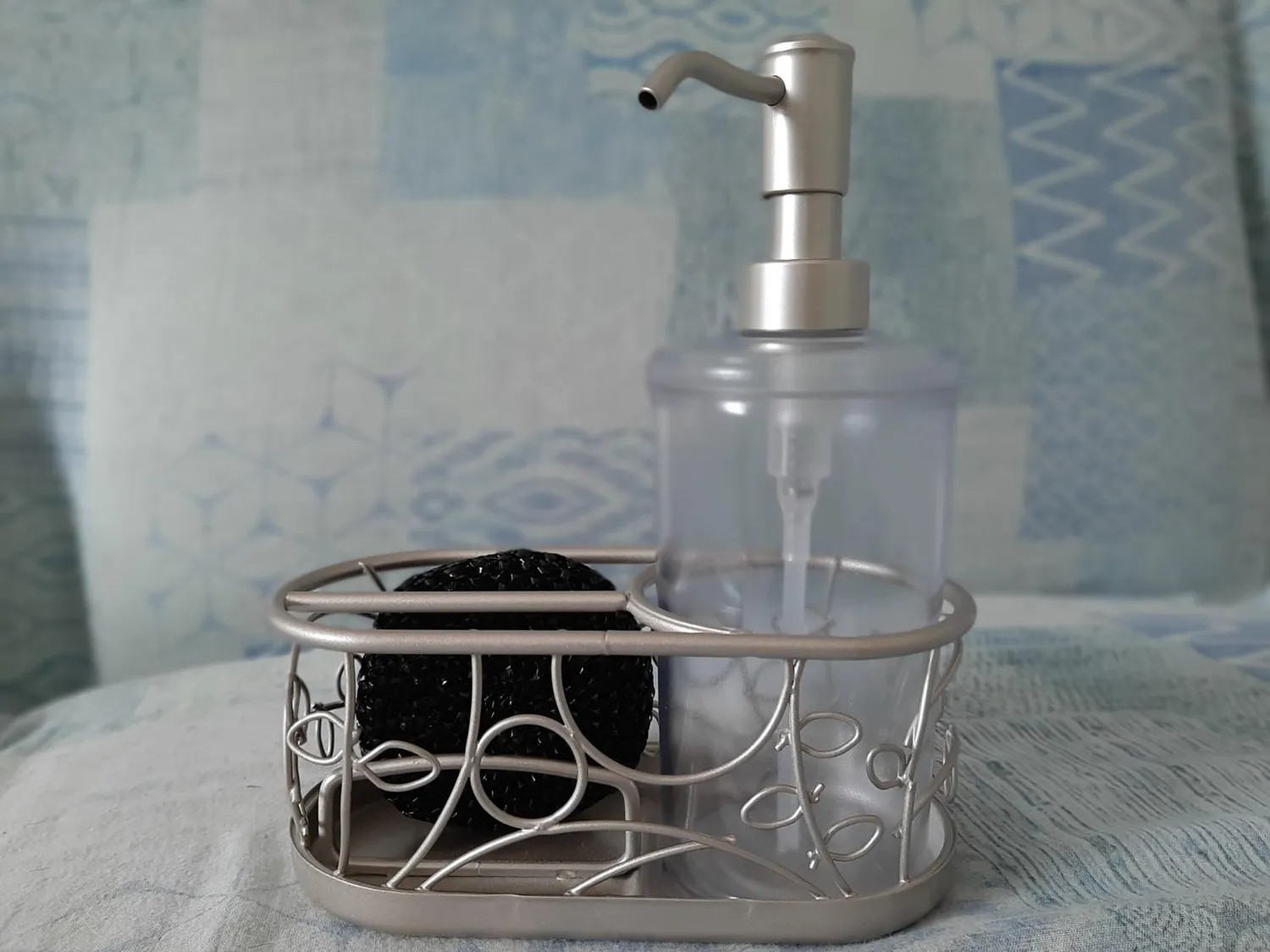 mDesign Seifenspender mit Schwammhalter 370 ml transparent