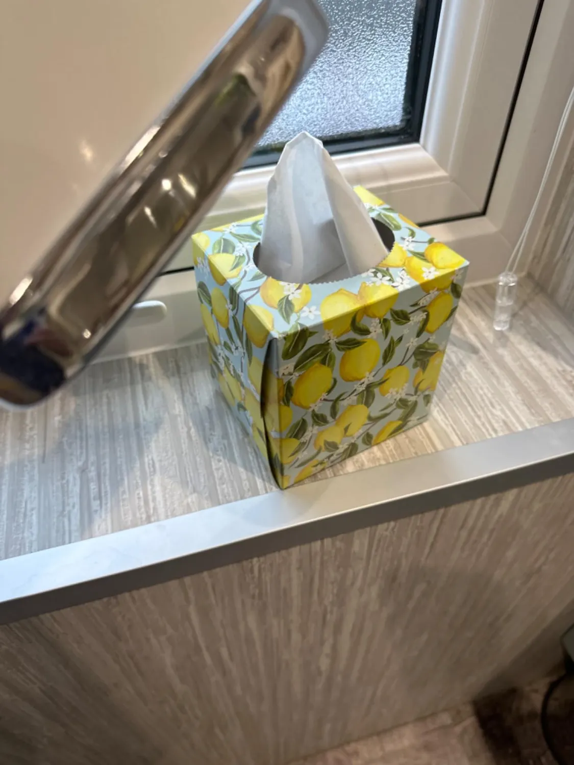 mDesign Tissuebox Weiß-Gold Kosmetiktücherbox Metall 14cm Würfel