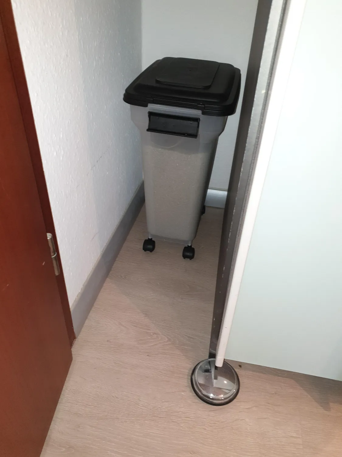 Iris Ohyama ATS-L Futterbox 45 L grau luftdicht mit Schaufel