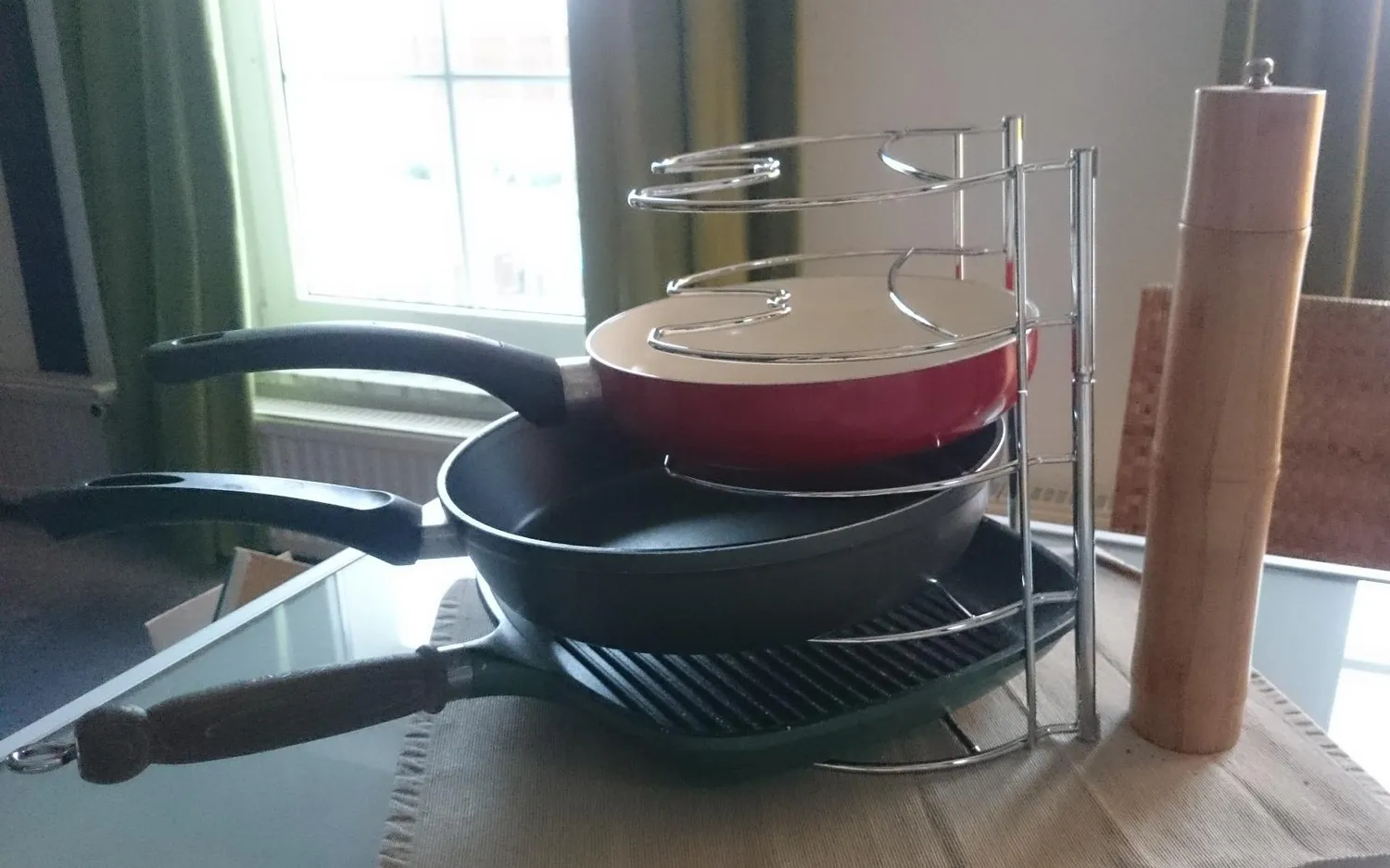 mDesign 6316MDKEU Pfannenhalter Chrom für 28 cm Pfannen