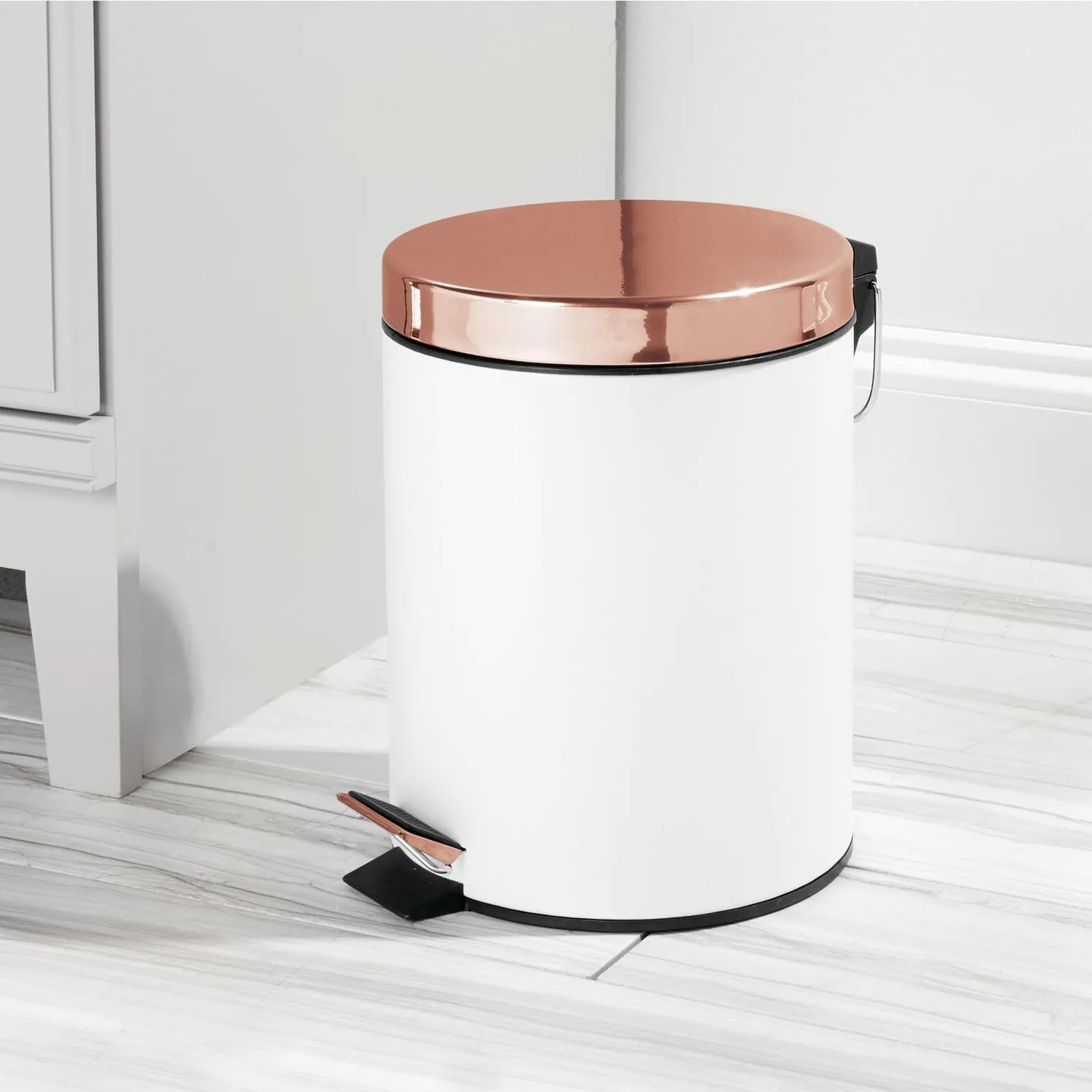 mDesign Tretmülleimer Mülleimer 5 L weiß rotgoldfarben