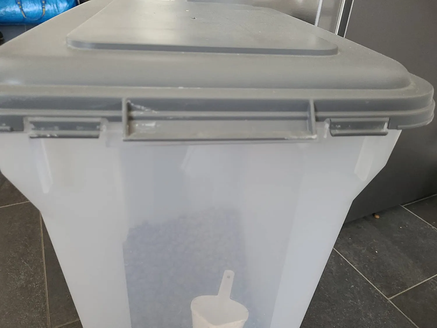 Iris Ohyama ATS-L Futterbox 45 L grau luftdicht mit Schaufel