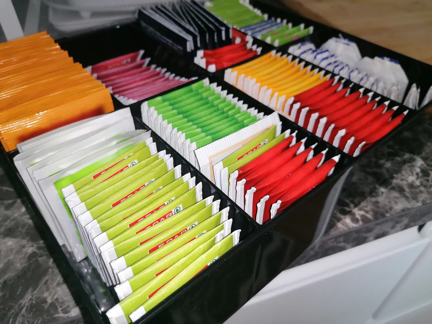 mDesign Teedose Aufbewahrungsbox 8 Fächer schwarz