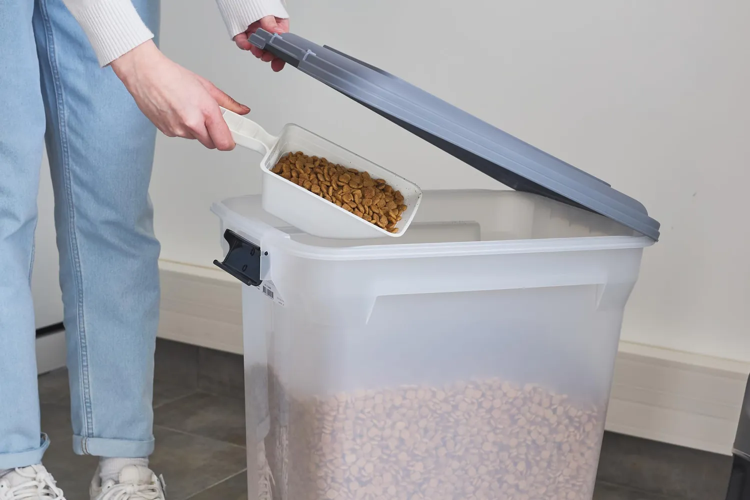 Iris Ohyama ATS-L Futterbox 45 L grau luftdicht mit Schaufel